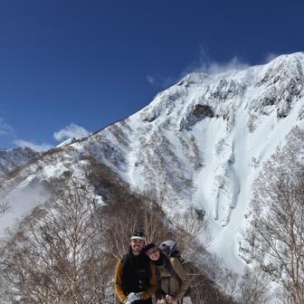 Původní majitelé jim v domě mimo jiné zanechali i malý šintoistický oltář. Při podpisu smlouvy se pak páru ptali, jestli chtějí obnovovat modlitby. 