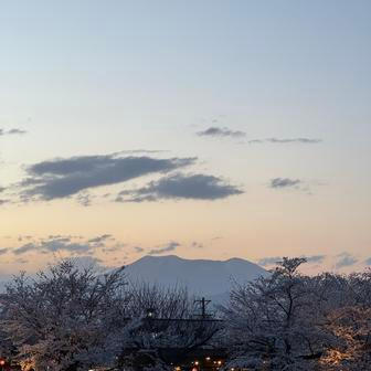 „Ze začátku si nás místní chodili obhlížet,“ vypráví Laura. „Byli zvědaví, ale opatrní.“