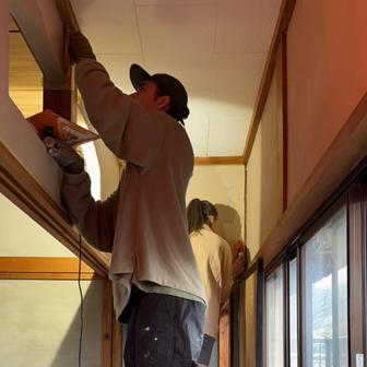 „Mysleli jsme si, že nám zamrzla,“ vysvětluje Adam. „A soused povídá: ‚Ale ne, vždyť je podzim. Sakury kvetou na jaře. Je dobrá.‘“