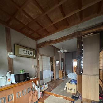 Miska se nám pak vždycky vracela s dalším darem. Takový slovensko-japonský food trading.