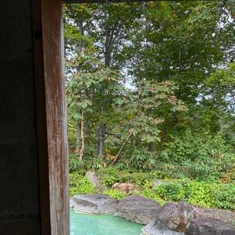  Když pak pár konečně zprovoznil kuchyň, oplácela Laura koláči a domácím chlebem.