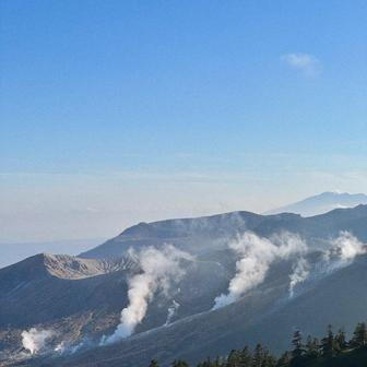 Z okna se dá pohodlně dohlédnout na vrcholky japonských Alp, které – na rozdíl od těch evropských – na první pohled nouzí o sníh netrpí. 