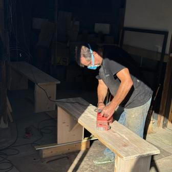 „Jednu z větších rezervací jsme získali ještě před začátkem rekonstrukce. Profesionální horský průvodce si zarezervoval tři týdny bez jediné fotografie domu. Neměli jsme nic hotového, žádné fotky. A on nám věřil,“ vzpomíná Adam.