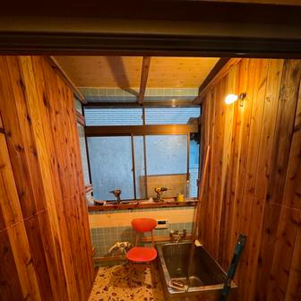 „Spousta lidí nám říkala, že jsme blázni, že jedeme do Japonska na zimu. Jenže tady napadne přes deset metrů sněhu za sezonu. Lyžování je kvalitní a přitom stále levnější než v Alpách,“ krčí rameny Laura. 