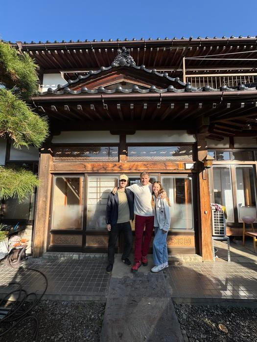 Místo toho koupili tradiční japonský dům, opravili ho a dnes v horách nedaleko Nagana vítají hosty z celého světa.