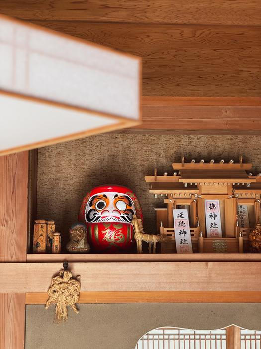  Nejdřív na tradiční čajové farmě, poté se zapojili i do různých dalších předsezonních prací. Myli okna, sekali trávu, počítali ručníky. 