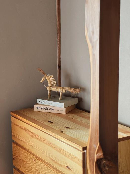 Zimu pak strávili v Hakubě, populární lyžařské oblasti, kde měla Laura na starosti pekárnu a Adam připravoval snídaně. 