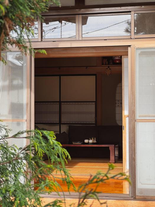 „Na první pohled to možná zní děsivě. Cizí země, všechno japonsky, papíry, úřady a pověstná byrokracie,“ vzpomíná Laura s tím, že nic z toho je nedokázalo odradit. Začali se rozhlížet.