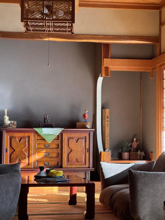  „Viděli jsme ale i domy za dva tisíce eur nebo i sto dolarů. Cena se liší podle lokality a stavu, některé akiya stojí jen symbolické částky, jiné vyžadují kompletní rekonstrukci. Ale pokud jste někdy slyšeli, že se dá v Japonsku pořídit dům za sto dolarů, tak je to pravda,“ potvrzuje Adam. 