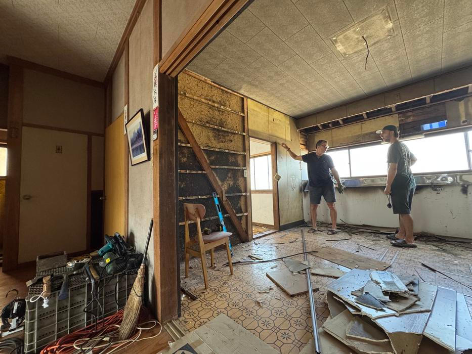 „Také jsme se museli naučit, jak opravit zničené papírové posuvné dveře shoji. Jsou z rýžového papíru, který se velmi snadno protrhne,“ vysvětluje Laura.