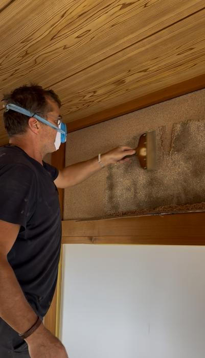 Do rekonstrukce domu se výrazně zapojil i Adamův táta. „Rád pracuje se dřevem a spoustu věcí si vyrábí sám. Stejnou energii přivezl i sem,“ říká Laura s tím, že její potenciální tchán ani na chvíli neváhal a vyrazil jim na pomoc. 