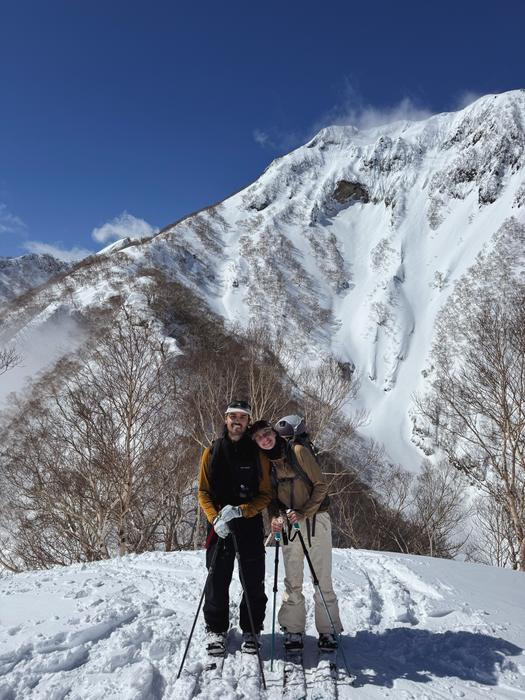 Původní majitelé jim v domě mimo jiné zanechali i malý šintoistický oltář. Při podpisu smlouvy se pak páru ptali, jestli chtějí obnovovat modlitby. 