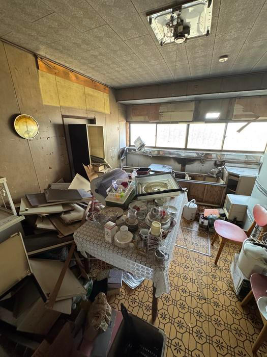  A tak oltář zůstal. Stejně tak dekorace, které našli na půdě, použili k výzdobě interiéru. Slabost mají třeba pro slaměné koníky, které vyráběl ještě původní pan majitel.