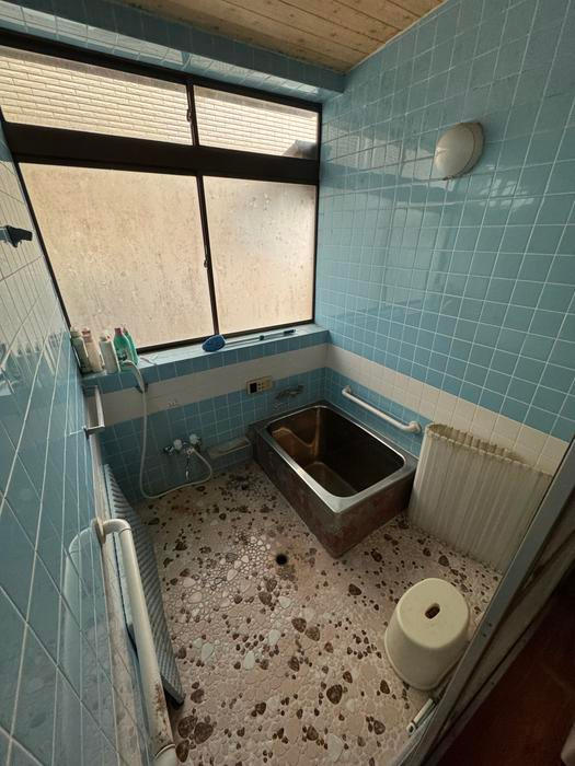 „Všechno jsme se snažili využít. Nechtěli jsme sem přinést moderní katalogový styl,“ vysvětluje Adam. 