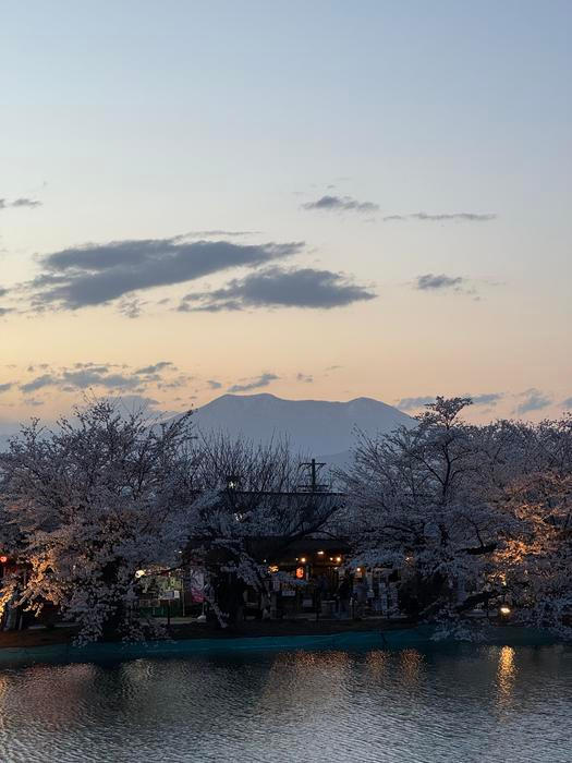 „Ze začátku si nás místní chodili obhlížet,“ vypráví Laura. „Byli zvědaví, ale opatrní.“