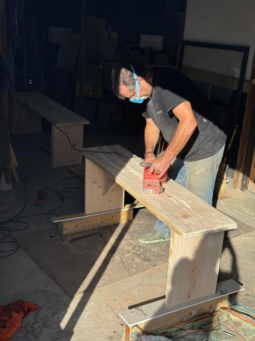 „Jednu z větších rezervací jsme získali ještě před začátkem rekonstrukce. Profesionální horský průvodce si zarezervoval tři týdny bez jediné fotografie domu. Neměli jsme nic hotového, žádné fotky. A on nám věřil,“ vzpomíná Adam.