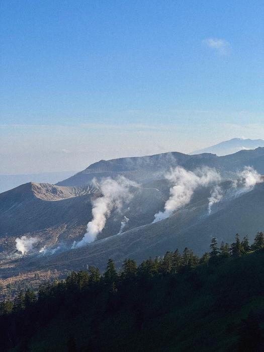 Z okna se dá pohodlně dohlédnout na vrcholky japonských Alp, které – na rozdíl od těch evropských – na první pohled nouzí o sníh netrpí. 