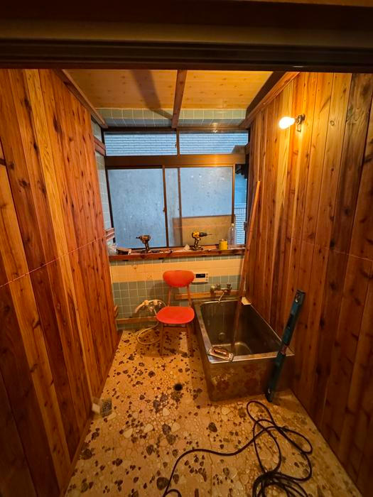 „Spousta lidí nám říkala, že jsme blázni, že jedeme do Japonska na zimu. Jenže tady napadne přes deset metrů sněhu za sezonu. Lyžování je kvalitní a přitom stále levnější než v Alpách,“ krčí rameny Laura. 