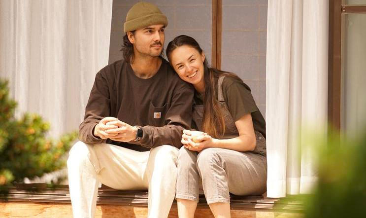 „Měla to být jen mezizastávka mezi Kanadou a zase Kanadou,“ usmívá se šestadvacetiletá Laura. V Kanadě se jim ale zkomplikovala situace s vízy, a tak neváhali a dali na slova lidí, kteří je přesvědčovali, že Japonsko je dostupnější, než se zdá.