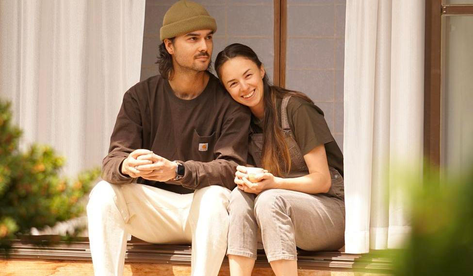 „Měla to být jen mezizastávka mezi Kanadou a zase Kanadou,“ usmívá se šestadvacetiletá Laura. V Kanadě se jim ale zkomplikovala situace s vízy, a tak neváhali a dali na slova lidí, kteří je přesvědčovali, že Japonsko je dostupnější, než se zdá.