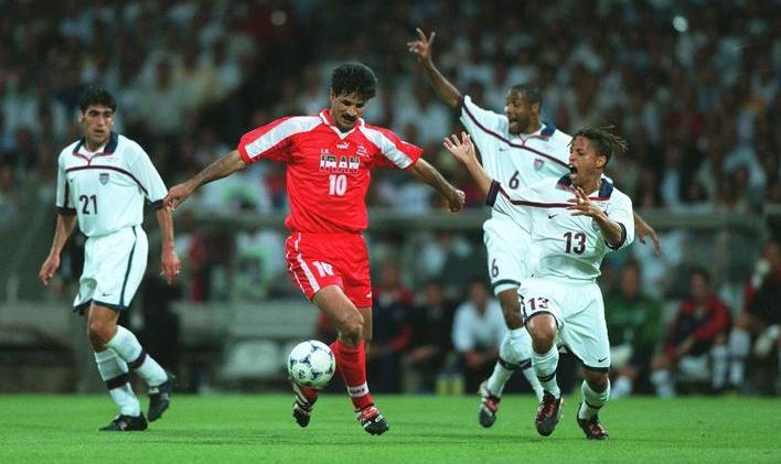 Íránská hvězda Ali Daeí v zápase proti USA na fotbalovém MS 1998
