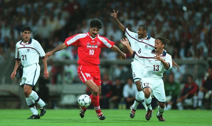 Íránská hvězda Ali Daeí v zápase proti USA na fotbalovém MS 1998
