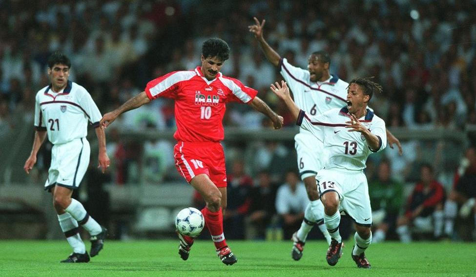 Íránská hvězda Ali Daeí v zápase proti USA na fotbalovém MS 1998