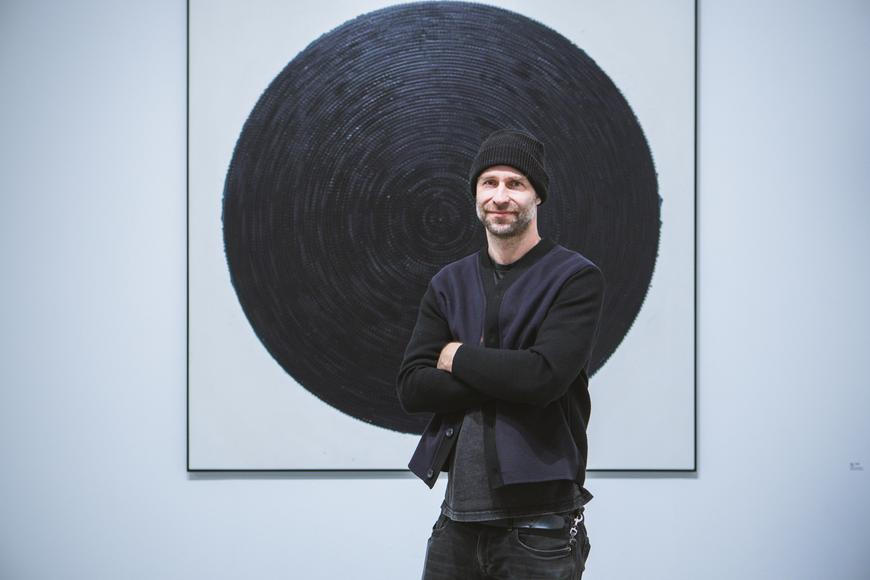 "Moje obrazy jsou o ničem." Roztočil nechává svá díla vznikat z frekvence a hmoty