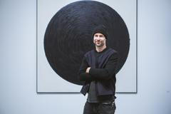 Absolvent pražské AVU Jakub Roztočil dlouhodobě vyvíjí vlastní mechanické zařízení pracující s frekvenčním principem a programovaným nástřikem barvy. Jeho tvorbu nyní můžete až do 12. dubna 2026 vidět v Trafo Gallery na výstavě Studie polymerových srážek.