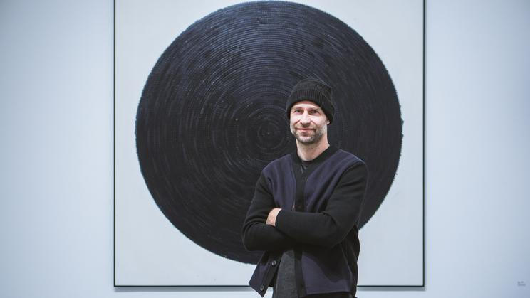 Absolvent pražské AVU Jakub Roztočil dlouhodobě vyvíjí vlastní mechanické zařízení pracující s frekvenčním principem a programovaným nástřikem barvy. Jeho tvorbu nyní můžete až do 12. dubna 2026 vidět v Trafo Gallery na výstavě Studie polymerových srážek. 