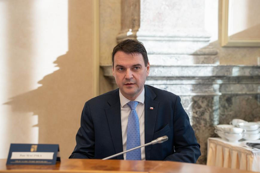 „Nemáte nárok.“ Macinka vysvětlil, proč v krizi nešel před novináře. Pak je sepsul