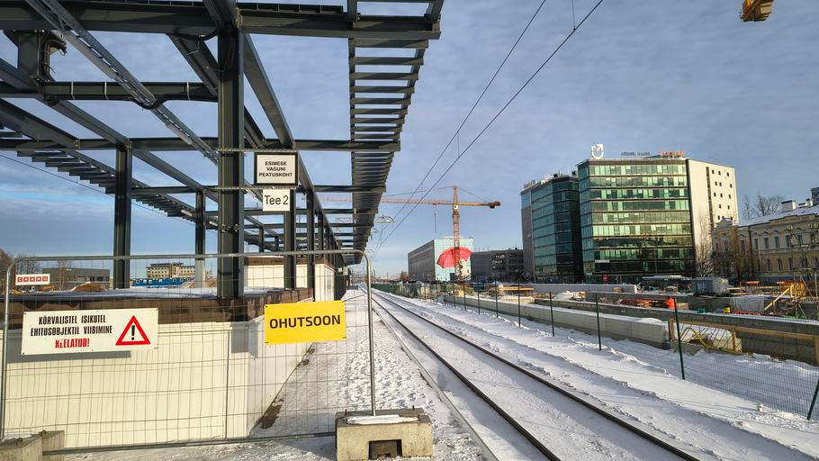 První nástupiště vysokorychlostní trati Rail Baltica v estonském Tallinnu, 25. února 2026. Než sem ale přijede opravdu vysokorychlostní vlak, několik let to potrvá.