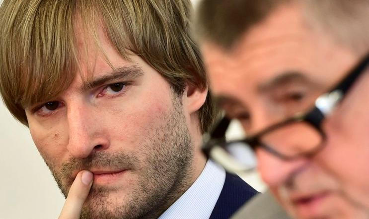 Ministr zdravotnictví za hnutí ANO Adam Vojtěch (vlevo) a premiér a šéf ANO Andrej Babiš
