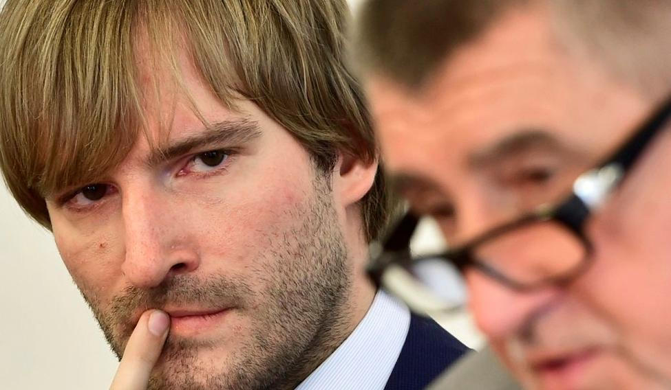 Ministr zdravotnictví za hnutí ANO Adam Vojtěch (vlevo) a premiér a šéf ANO Andrej Babiš