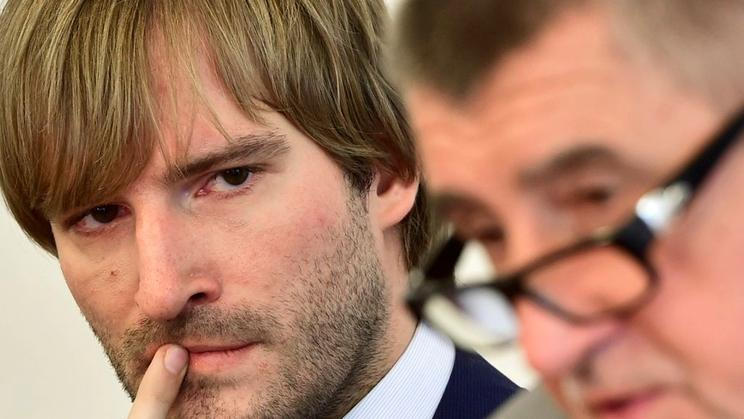 Ministr zdravotnictví za hnutí ANO Adam Vojtěch (vlevo) a premiér a šéf ANO Andrej Babiš