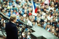 Prezident republiky Václav Havel krátce po pádu komunismu. Na připomínku represí předlistopadového režimu nyní vláda Andreje Babiše seškrtala dotaci.