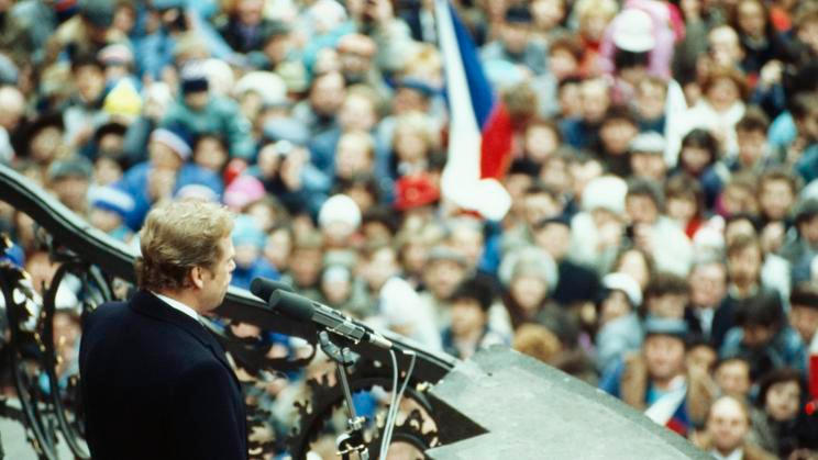 Prezident republiky Václav Havel krátce po pádu komunismu. Na připomínku represí předlistopadového režimu nyní vláda Andreje Babiše seškrtala dotaci.