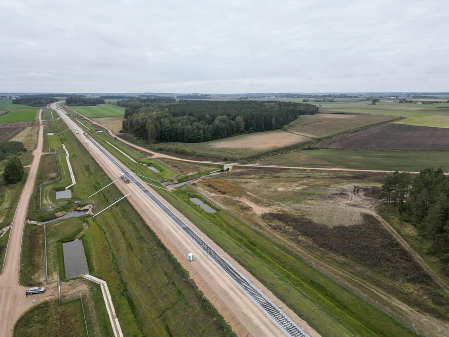 Výstavba postupuje i v Litvě, kde na některých místech už leží koleje, jak ukazuje fotografie z minulého roku.