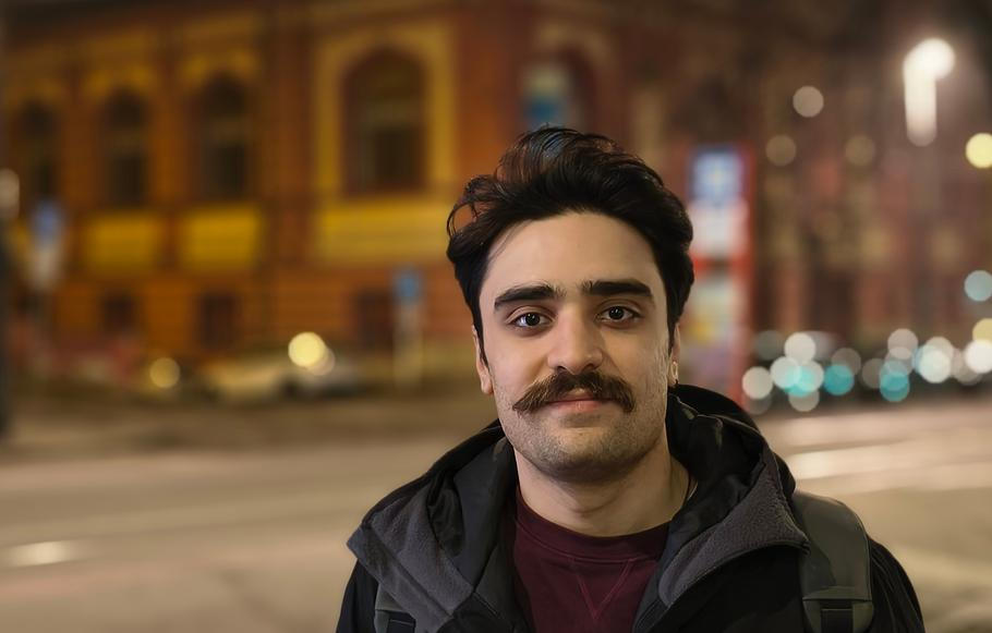 Íránec Arian během rozhovoru pro Aktuálně.cz. Praha, 2. března 2026.