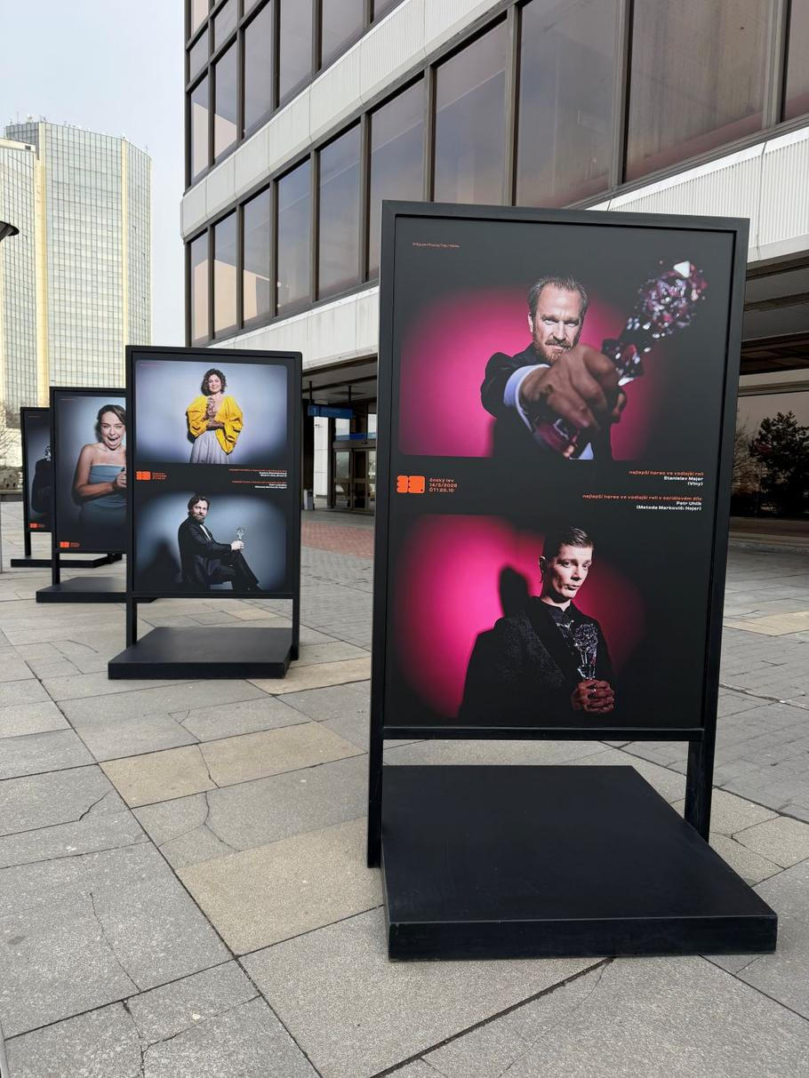 Výstava fotografií držitelů Českých lvů u pražského Kongresového centra.