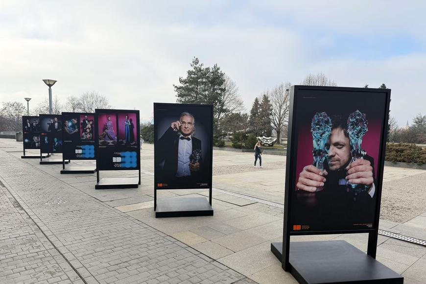 Mádl, Kaiser a další. Emoce držitelů Českých lvů zachycuje venkovní pražská výstava