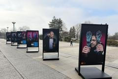 Série snímků fotografky Nguyen Phuong Thao bude před Kongresovým centrem v Praze k vidění do poloviny března 2026.