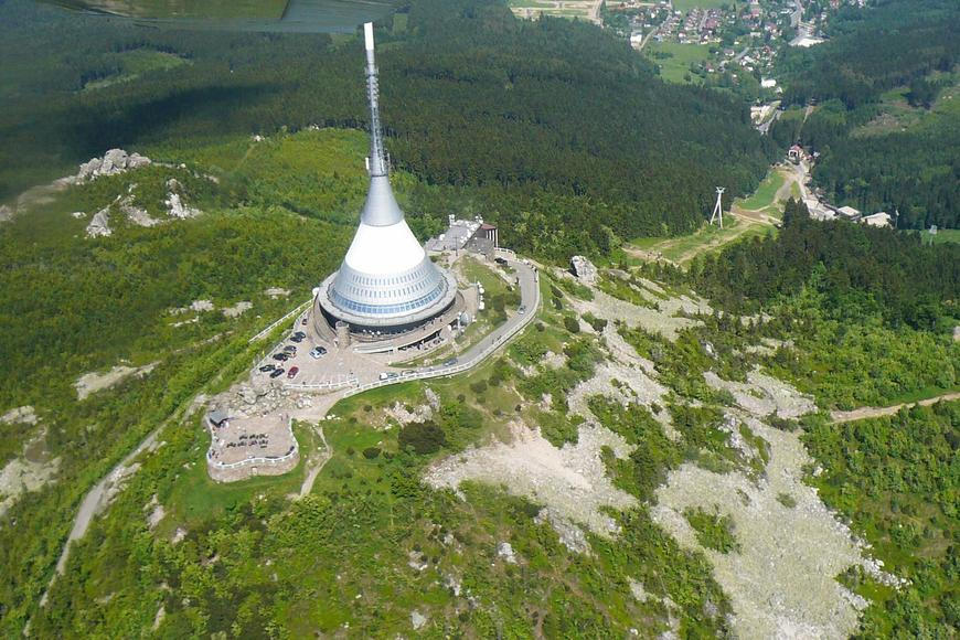 Policie navrhla obžalovat tři lidi a firmu kvůli pádu lanovky na Ještěd