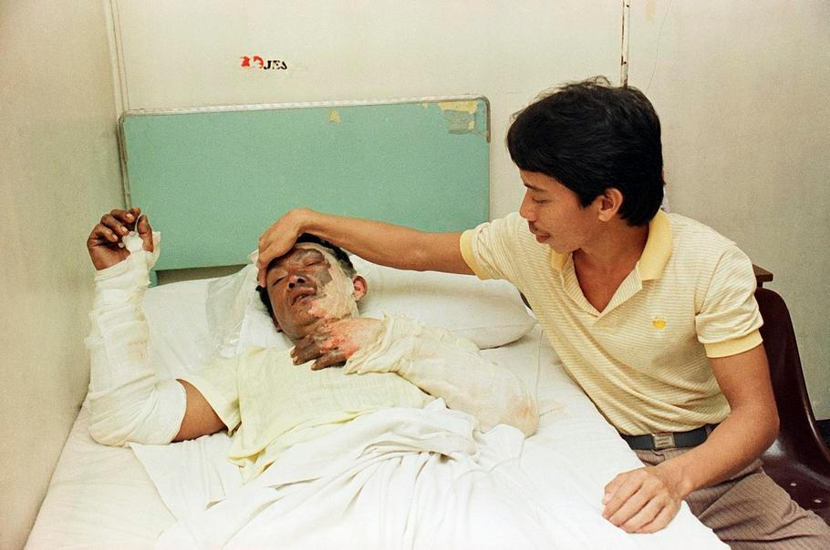 Přeživší Moris Apura v manilské nemocnici po srážce lodi Doña Paz s tankerem Vector, Manila, Filipíny, 22. prosince 1987.