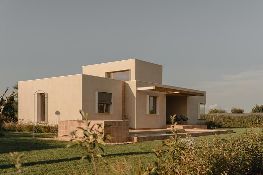 Využitá poslední šance. Po sklizni kukuřice architektka s pomocí farmářů vytvořila ráj