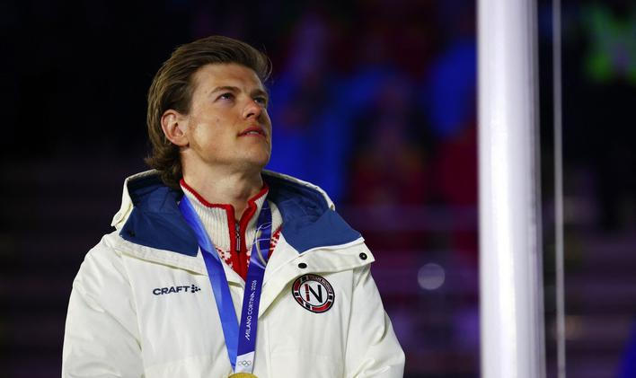 Johannes Hösflot Klaebo s jednou ze šesti zlatých medailí z OH 2026