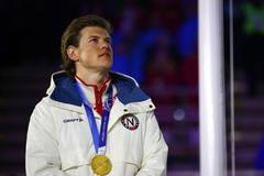 Johannes Hösflot Klaebo s jednou ze šesti zlatých medailí z OH 2026