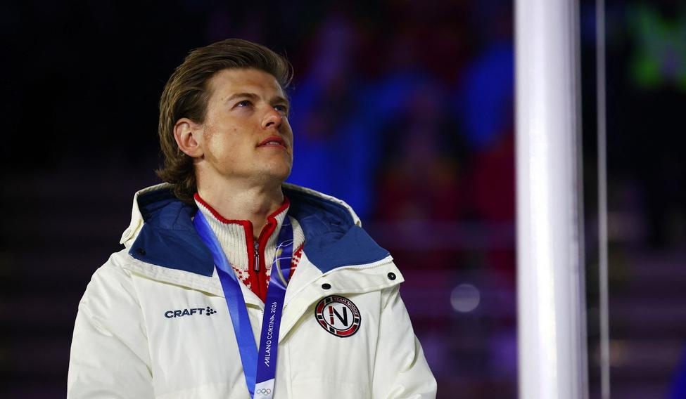 Johannes Hösflot Klaebo s jednou ze šesti zlatých medailí z OH 2026
