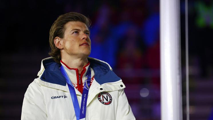 Johannes Hösflot Klaebo s jednou ze šesti zlatých medailí z OH 2026