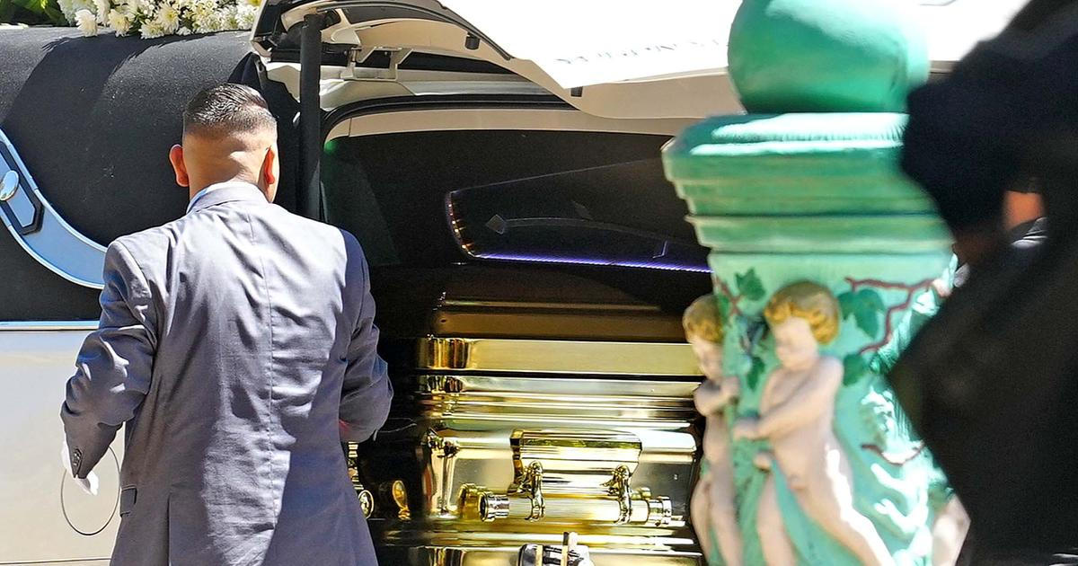   „Pán kohoutů“ ve zlaté rakvi: El Mencho už zní v baladách podsvětí